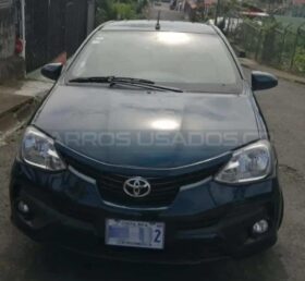 Excelente Toyota ETIOS 2018