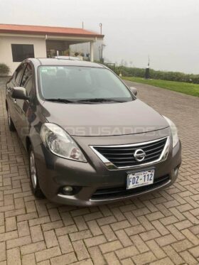 Excelente Nissan Versa 2013