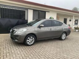 Excelente Nissan Versa 2013 lleno