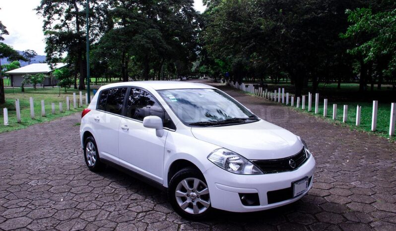 Impecable Nissan Tiida 2012 lleno