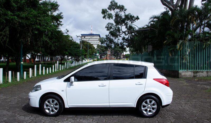 Impecable Nissan Tiida 2012 lleno