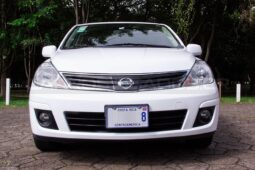 Impecable Nissan Tiida 2012 lleno