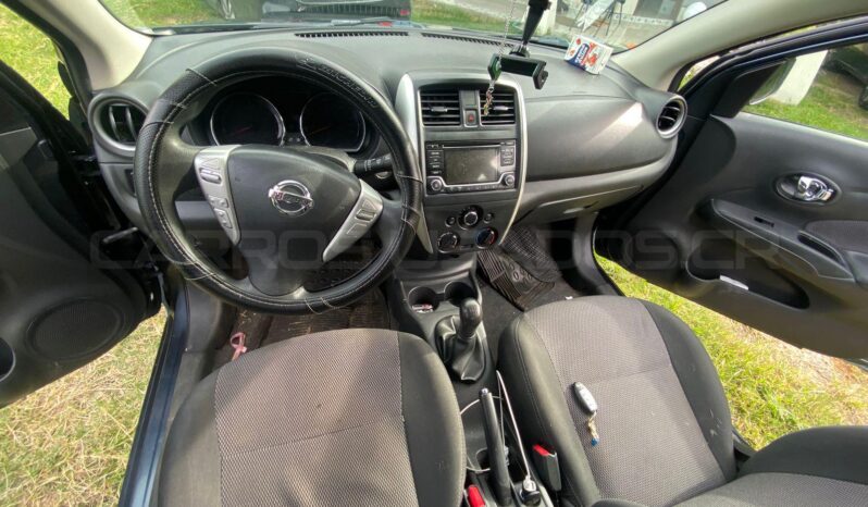 Bueno Nissan Versa 2015 lleno