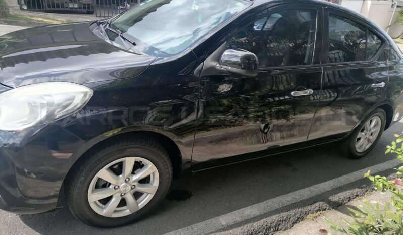 Muy Bueno Nissan Versa 2013 lleno