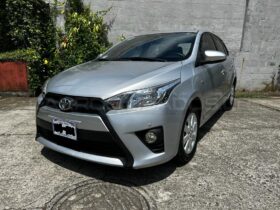 Excelente Toyota Yaris 2017