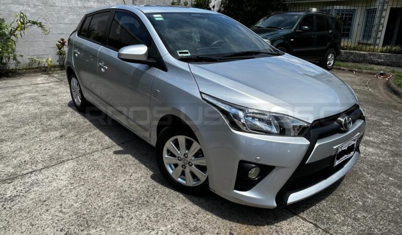 Excelente Toyota Yaris 2017 lleno