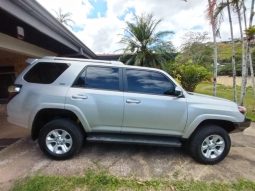 Excelente 2022 Toyota 4Runner lleno