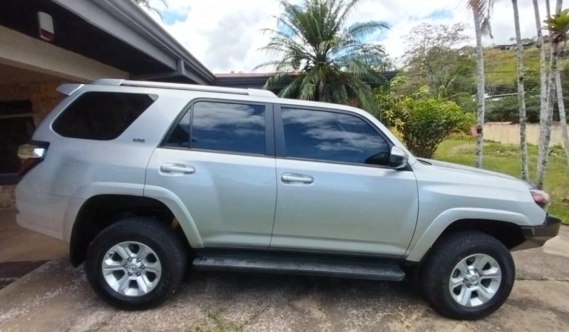 Excelente 2022 Toyota 4Runner lleno