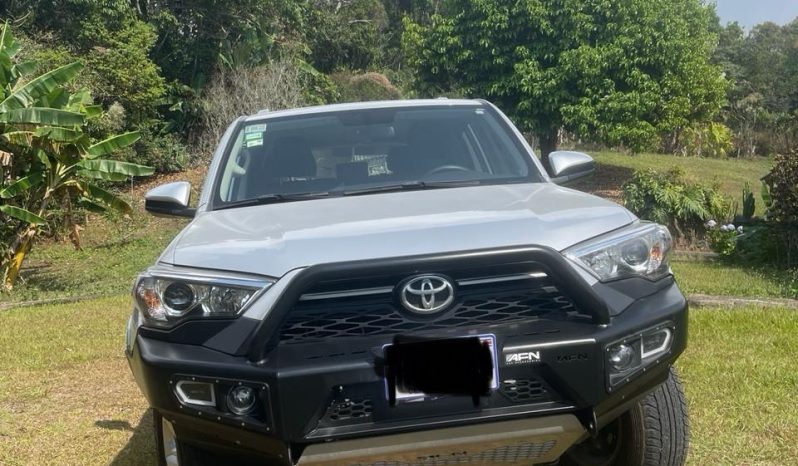 Excelente 2022 Toyota 4Runner lleno