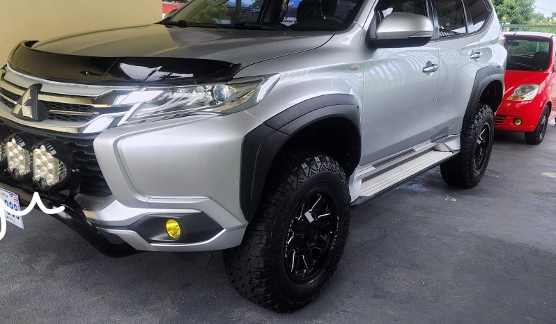 Bueno 2017 Mitsubishi Montero Sport lleno